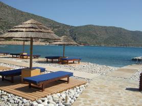 Letovisko Plaka - pohled na pláž u hotelu Blue Palace Resort 
