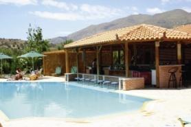 Bazén s barem hotelu Maxine v letovisku Agia Galini