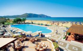 Pohled na bazén a pláž hotelu Pilot Beach Resort