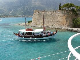 Loď vyplouvá z Eloundy na ostrov Spinalonga