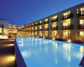 Osvětlený hotel Santa Marina Plaza na Krétě