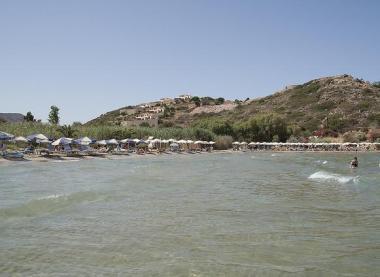 Pohled na úzkou pláž u městečka Ammoudara na Krétě Pláž Amoudara Beach u stejnojmenného letoviska