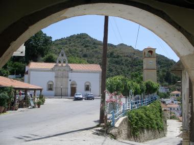 Krétské městečko Argiroupolis s náměstím