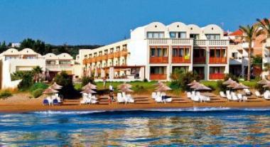 Pohled na hotel Santa Marina Plaza u moře