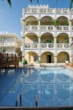 Pohled na hotel a bazén - Galini Beach & Eden v Agia Marině 