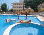 Slunění u bazénu hotelu Astoria v letovisku Agia Galini