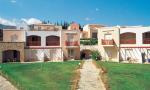 Zelení obklopený hotel Pilot Beach Resort v letovisku Georgioupolis