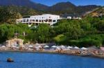 Pohled na hotel Kakkos Bay u pláže ve vesnici Ferma