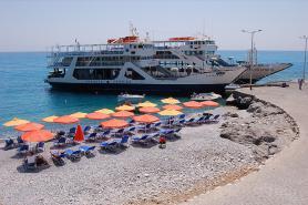 Pohled na pláž u Agia Roumeli s loděmi