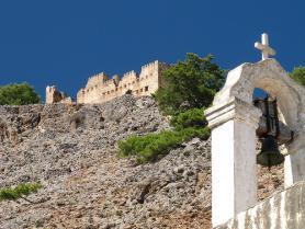 Historické ruiny opevnění ve vesnici Agia Roumeli