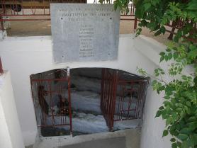 Krétská Agia Deka - pohled do hrobky Deseti svatých
