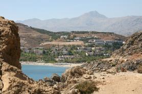 Krétské Damnoni s budovami Hapimagu na pobřeží