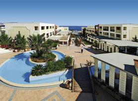 Pohled na část budov a bazénů v hotelu Hydramis Palace