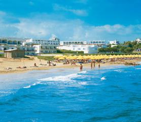 Krétský hotel Mitsis Rinela Beach s pláží