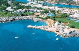 Krétský hotel St. Nicolas Bay u moře