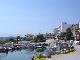 Krétské Kolimbari s malým přístavem