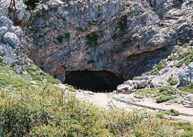 Vchod do jeskyně Ideon Andron
