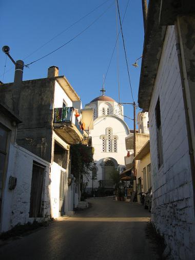 Gouves - jedna z ulic a kostel