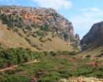 Ostrov Kréta a jeskyně Petres s okolní krajinou